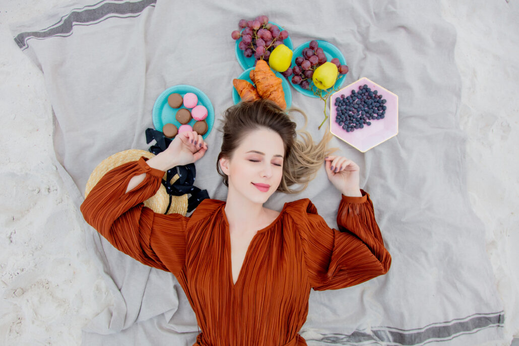 Explore the fascinating link between diet and sleep quality. Learn which foods can enhance your sleep and which to avoid for a restful night, with practical tips to incorporate sleep-promoting foods into your diet.